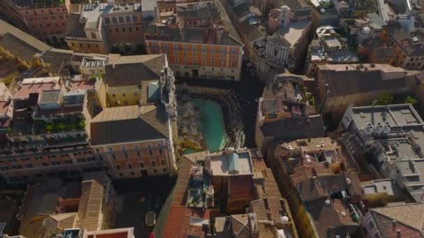 前方の屋上テラスに緑の植物と古い建物の上に飛ぶ 教会や古い観光地 ローマ イタリア — ストック動画