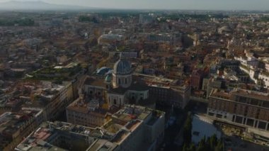 San Carlo al Corso ve şehir merkezindeki binalar. Kubbeli bazilikanın hava görüntüleri. Roma, İtalya.