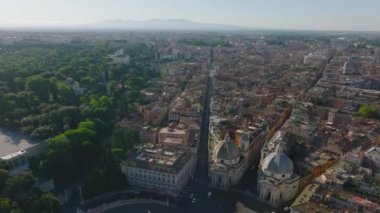 Şehrin yüksek açılı manzarası antik yerlerin kalıntılarıyla çevrili. Şehir manzarasını Colosseum amfitiyatrosuyla yukarı doğru eğ. Roma, İtalya.