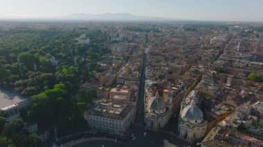 Tarihi şehir merkezinin havadan panoramik görüntüsü. İleri uçuşu Via del Babbino 'nun üzerinde, ünlü alışveriş caddesi. Roma, İtalya.