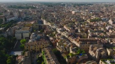 Ünlü antik Colosseum amfitiyatrosunun hava dairesel görüntüleri. Metropolis 'te tanınmış tarihi turistik bir yer. Roma, İtalya.