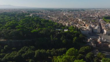 Yeşil ağaçlarla parkın üzerinde ilerliyorlar. Terrazzo del Pinkie 'yi ve tarihi şehrin panoramik manzarasını gözler önüne seriyor. Roma, İtalya.