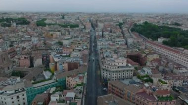 Şehir parkındaki yeşil ağaçların ve bitki örtüsünün yüksek açılı görüntüsü. Kasabada yürüyüş ve dinlenme yeri. Roma, İtalya.