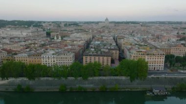 Anavatanın, Campidoglio 'nun ve çevresindeki tarihi turistik manzaraların anıtsal sunağı. Roma, İtalya.