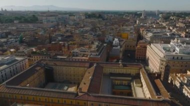 Şehir merkezindeki tarihi yerlerin üzerinde uç. Eski binaların ve turistik yerlerin havadan görünüşü. Roma, İtalya.