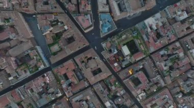 Vatikan 'daki St. Peters Bazilikası' nın büyük kubbeli havadan görünüşü. Sahne sabah güneşiyle aydınlandı. Roma, İtalya.