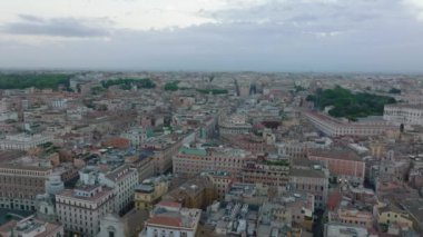 Konut binasının en üst katında pencereleri ve balkonu olan renkli cephe. Gün doğumunda şehrin caddesinin kaygan görüntüsü. Roma, İtalya.