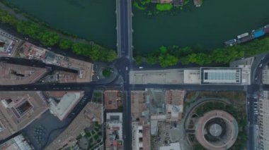 Tiber nehri boyunca şehir merkezindeki binaların ve caddelerin en tepeden tırnağa görüntüsü. Köprüden geçen arabanın izini sürüyorum. Roma, İtalya.