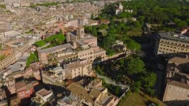 Şehir merkezindeki binaların tepeden tırnağa manzarası. Tiber nehri üzerindeki köprüden geçen araçlar. Roma, İtalya.