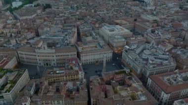 Gün batımında büyük şehrin üzerinde uç. Tarihi bina ve kulelerin hava görüntüleri, Vatikan 'daki anıtsal St. Peters Bazilikası. Roma, İtalya.