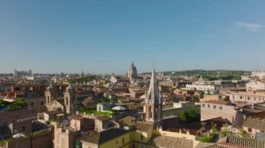 Metropolis 'in tarihi şehir merkezine uzanan uzun düz bir caddeden alacakaranlıkta inen hava görüntüleri. Roma, İtalya.