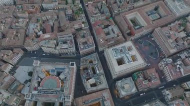 Şehirdeki şehir dışına uç. Vatikan 'daki ünlü St. Peters Bazilikası' nın havadan çekilmiş görüntüsü. Roma, İtalya.