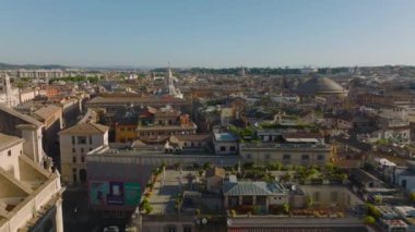 Metropolis 'in inanılmaz panoramik görüntüleri. Yeşil ağaçlarla çevrili Tiber nehri ve sakin su yüzeyi köprüleri yansıtıyor. Roma, İtalya.