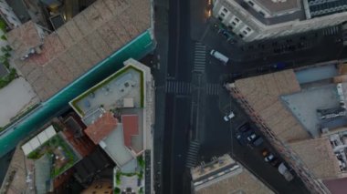 Villa Borghese parkındaki yeşil ağaçlar ve şehir merkezindeki apartmanlar. Bulutlu bir günde şehrin üzerinde ilerliyorlar. Roma, İtalya.