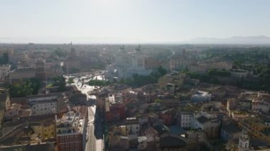 Piazza del Popolo 'nun hava sahasında, tarihi simgelerle çevrili büyük bir meydan. Bulutlu bir günde şehir merkezindeki binaların tersten görünümü. Roma, İtalya.