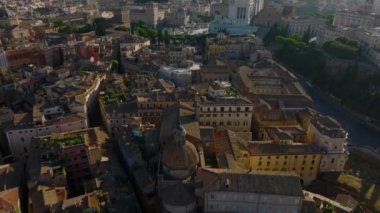 San Carlo al Corso Bazilikası 'nın görüntülerini geri al. Alacakaranlıkta şehir merkezinde binalar ve turistik yerleri gösteriyor. Roma, İtalya.