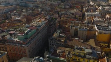 Şehir merkezindeki binaların hava kaydırak ve pan görüntüleri. Kuadriga üzerinde Tanrıça Victoria heykelleri olan görkemli Vittoriano anıtı. Roma, İtalya.