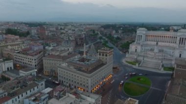 Şehrin ünlü tarihi simgelerinin hava kaydırağı ve pan görüntüsü. Kolezyum amfitiyatrosu ve çevresindeki tarihi binalar. Roma, İtalya.