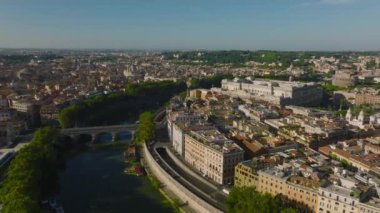 Tarihi turistik yerleri olan şehir merkezinin havadan panoramik manzarası. Alacakaranlıkta Metropolis 'in üzerinde uç. Roma, İtalya.