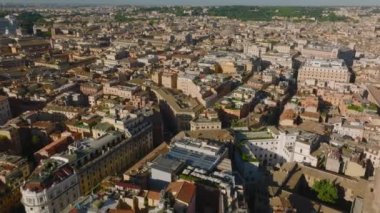 Şehir merkezindeki tarihi turistik manzaralar. Kilise ve bazilikaların kuleleri ve kubbeleri, gün ışığıyla aydınlatılan binalar. Roma, İtalya.