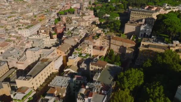 前方は晴れた朝に歴史的な街の中心部の古い建物やランドマークの上を飛ぶ ローマ イタリア — ストック動画