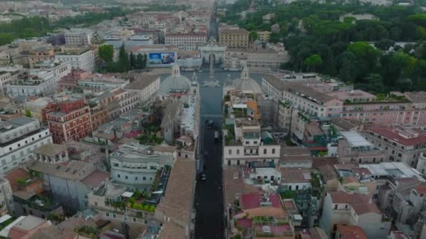 前方に夕暮れ時に街の上を飛ぶ カルロ コルソに向かって 大きなドームを持つ大聖堂 ローマ イタリア — ストック動画
