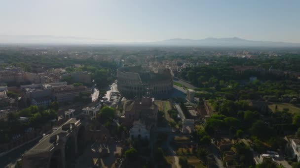 城市巨大的古代竞技场及周边建筑和公园的空中滑行和平板镜头 意大利罗马 — 图库视频影像