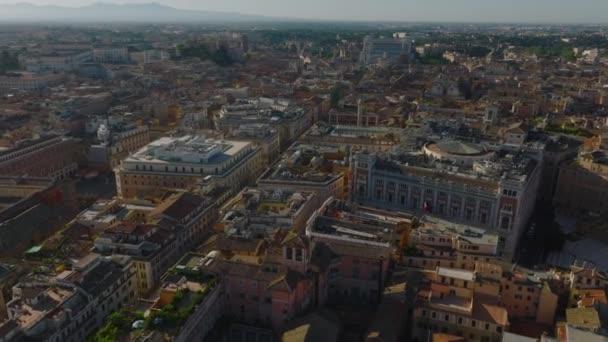 黄金の時間に歴史的な都市のバラの上を飛ぶ 朝の太陽に照らされた色の住宅の建物 ローマ イタリア — ストック動画