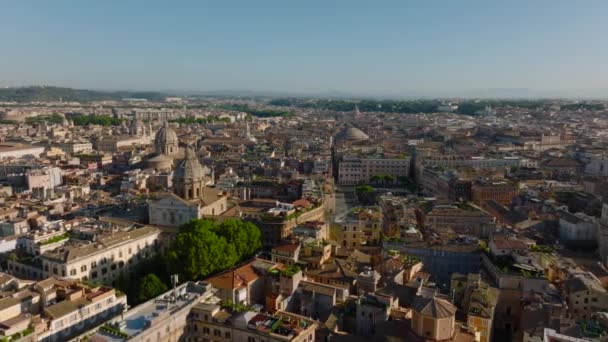 サンカルロ コルソ大聖堂の大きなキューポラの高架スライドとパンショット 背景に市内中心部の町の開発 ローマ イタリア — ストック動画