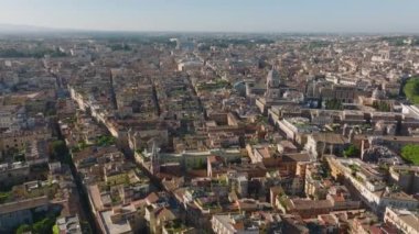 Eski şehrin üzerinden geriye doğru uçar, dar sokaklar ve şehirdeki tarihi binalar. Tarihi yerleri gören Terrazzo del Pinkie 'yi tanıtmak. Roma, İtalya.