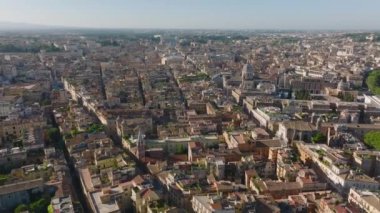 Şehrin altın saatinde yüksek açılı yol ve binaları. Eğilim tarihi tarihi Colosseum amfitiyatrosunu gözler önüne seriyor. Roma, İtalya.