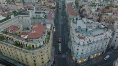 Kasa yolu şehir merkezinden geçiyor. Bulutlu bir günde şehirdeki çok katlı binaların hava manzarası. Roma, İtalya.