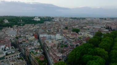 Tarihi şehir merkezindeki işaretlerin havadan yükselen görüntüleri. Birkaç kilise, bazilika, eski evler ve ünlü Colosseum. Roma, İtalya.