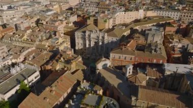Şehir merkezindeki binaların yüksek açılı manzarası. Tarihi şehir merkezindeki şatafatı yükseltin. Roma, İtalya.