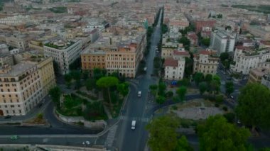 Alacakaranlıktaki görkemli Vittoriano anıtının hava kaydırağı ve pan görüntüleri. Beyaz mermerden yapılmış büyük tarihi bir eser. Roma, İtalya.