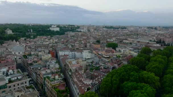 歴史的な街の中心部のランドマークの空中上昇映像 いくつかの教会やバジリカ 古い家や有名なコロッセオ ローマ イタリア — ストック動画