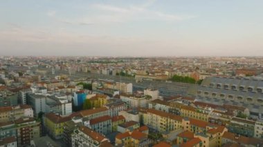 Şehir merkezindeki büyük tren istasyonlarıyla çevrili apartman blokları. Havadan panoramik görüntü. Milano, İtalya