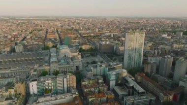 Tarihi Milano Centrale tren istasyonu binasının ve şehir merkezinin havadan görünüşü. Milano, İtalya