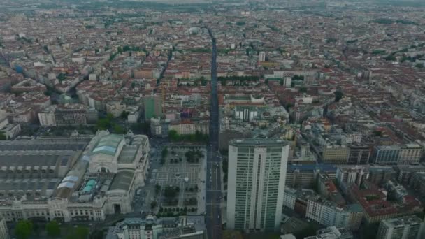 都市のバラの建物の空中パノラマビュー 歴史的なミラノ中央駅 近代的な高層タワーやアパートの家 イタリア ミラノ — ストック動画