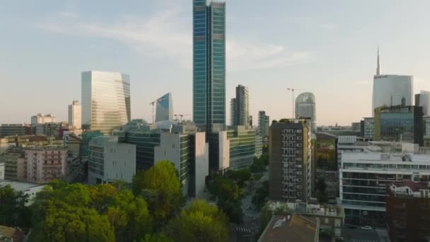 现代城区高层建筑的空中升降画面 城市公园周围的商业综合体 意大利米兰 — 图库视频影像
