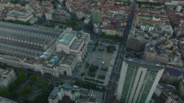 Milano Merkez Tren İstasyonu ve çevresindeki meydanın tarihi binasının havadan görünüşü. Milano, İtalya