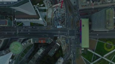 Modern şehir semtindeki yüksek binaların ve çok şeritli yolların kuş bakışı görüntüleri. Milano, İtalya