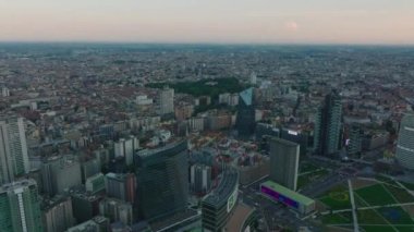 Metropolis 'in alacakaranlıktaki hava indirme görüntüleri. Modern yüksek binalar ve yerleşim yerleri. Milano, İtalya.