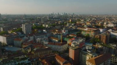 Metropolis 'teki şehir gelişiminin hava panoramik görüntüsü. Binalar alçak güneşle aydınlatılıyor. Şehir merkezindeki modern, uzun ofis kuleleri. Milano, İtalya.