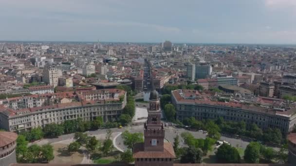 Ortaçağ Castello Sforzesco Kulesinin Binaların Dairesel Düzeninin Üzerinden Güneşli Bir — Stok video