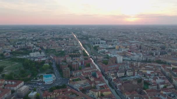Υψωμένα Πανοραμικά Πλάνα Της Μητρόπολης Ηλιοβασίλεμα Fly Πάνω Naviglio Grande — Αρχείο Βίντεο