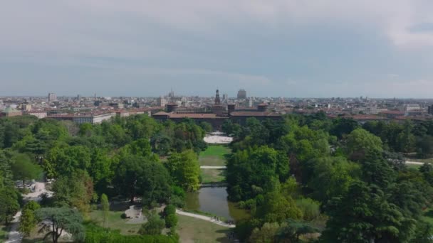 Forwards Fly Sempione Park Cityscape Medieval Castello Sforzesco Sunny Day — Stock Video