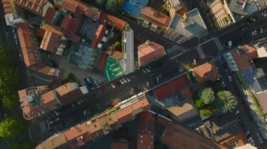 Şehir merkezindeki caddelerin ve çeşitli binaların görüntülerini aldım. Sokaklar boyunca park etmiş arabalar. Milano, İtalya.