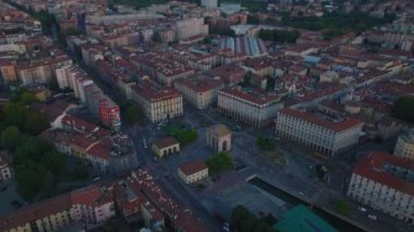 Alacakaranlıktaki şehir gelişiminin hava panoramik görüntüleri. Piazza Ventiquattro Maggio Meydanı ve Porta Ticinese Kapısı. Milano, İtalya.