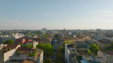 Kasaba gelişiminin havadan yükselen görüntüleri. Güneşli bir günde şehir merkezindeki sokaklar ve binalar. Milano, İtalya.